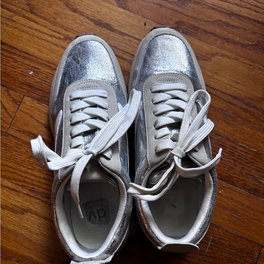 DV Dolce Vita Bynx Sneakers Silver Shiny Metallic 9 - Picture 3 of 4